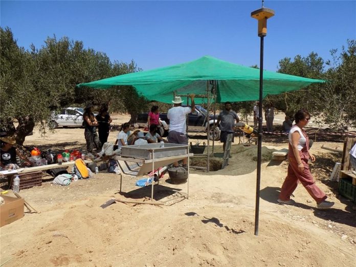 Κρήτη: Απίστευτη ανακάλυψη: Βούλιαξε το έδαφος και βρέθηκε μινωικός τάφος! (Photos)