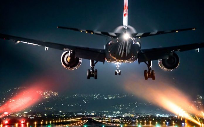 Τον ασυνείδητο φαρσέρ που προκάλεσε ταραχή χθες βράδυ στο αεροδρόμιο «I.Δασκαλογιάννης» και ταλαιπώρησε σχεδόν 300 ανθρώπους αναζητούν οι αρχές στα Χανιά.