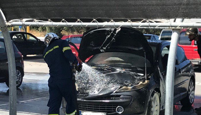 Φωτιά σε αυτοκίνητο που ήταν σταθμευμένο σε πάρκινγκ στα Χανιά (φωτο)