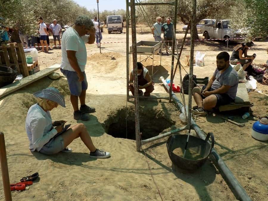  Κρήτη: Απίστευτη ανακάλυψη: Βούλιαξε το έδαφος και βρέθηκε μινωικός τάφος! (Photos)