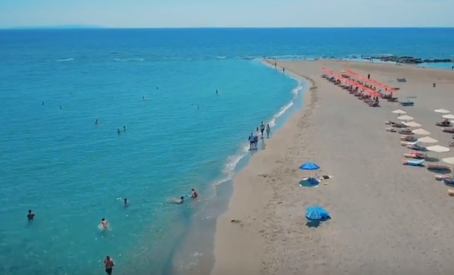 Μια μαγευτική παραλία στα Χανιά, ιδανική για οικογένειες (βίντεο)