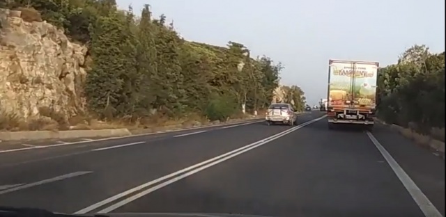 Κρήτη: Όλες οι παραβάσεις του ΚΟΚ σε μία προσπέραση (Video)