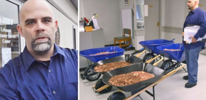 Ένας μικρός Θεούλης: Κουβάλησε 5 καρότσια με κέρματα για να πληρώσει φόρο 2.600 Eυρώ! (video)