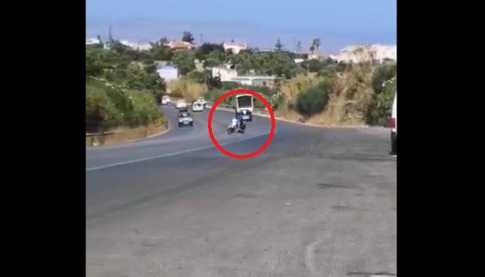 Χανιά: Σάλτο μορτάλε οδηγού μοτοσικλέτας στον ΒΟΑΚ (βίντεο)