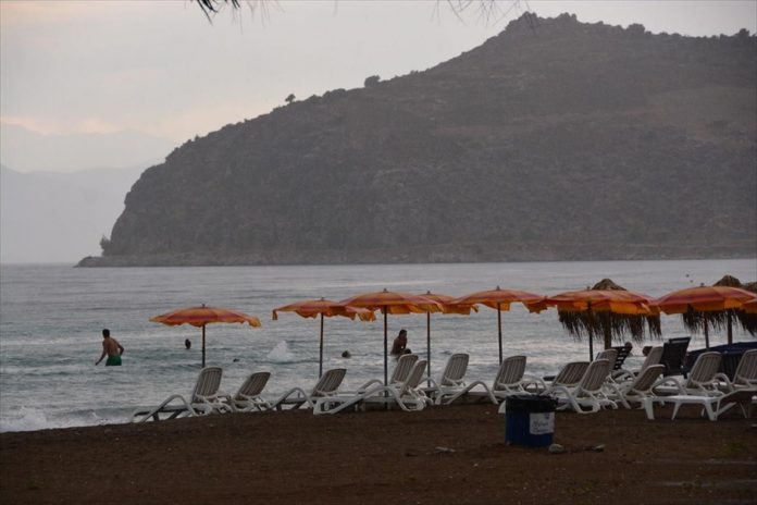 Τα μελτέμια του Αυγούστου κάνουν την εμφάνισή τους από το πρωί στα Χανιά με αεράκι, συννεφιά και λίγο κύμα στη θάλασσα.