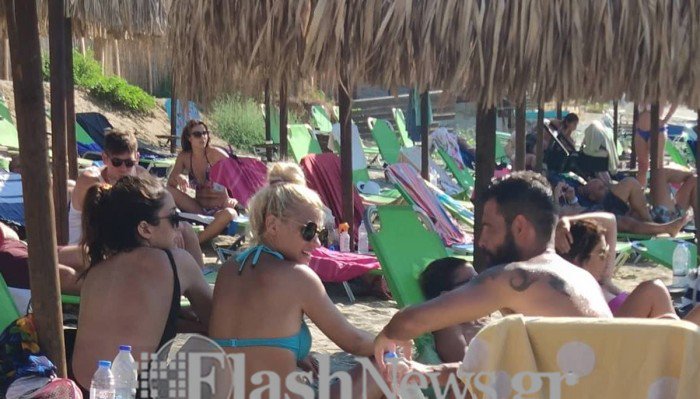 Η Λάουρα Νάργες με τον Μιχάλη Μουρούτσο σε παραλία στα Χανιά (φωτο)