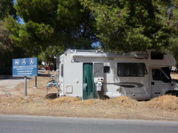 Δεν έχει προηγούμενο η καταπάτηση που γίνεται στο άλσος των Αγίων Αποστόλων στα Χανιά, με κάθε λογής όχημα να μπαίνει ανάμεσα στα δέντρα και να παρκάρει