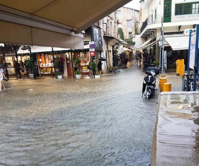 Στο ίδιο έργο θεατές… Πλημμύρισαν και πάλι τα Χανιά Επί ποδός η Πυροσβεστική (Photos)