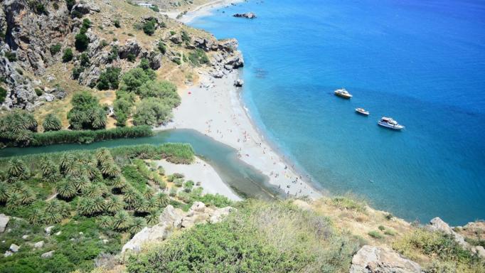 Κλείνει τα 30 και το γιορτάζει κολυμπώντας γυμνή στα παραδεισένια νερά της Πρέβελης!