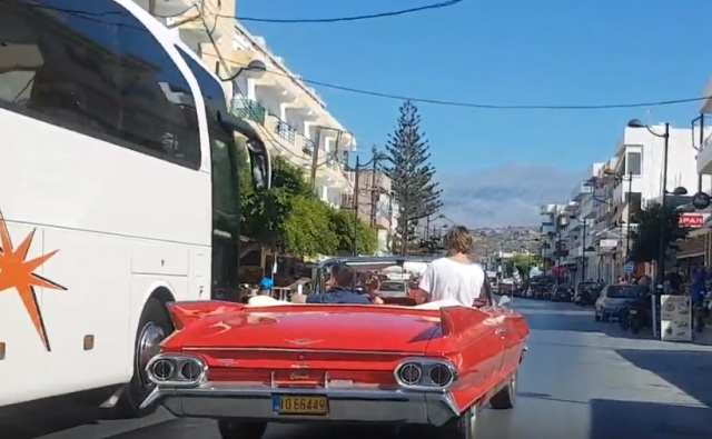 Κρήτη: Τουριστικό λεωφορείο κάνει πολύ επικίνδυνη προσπέραση σε κατοικημένη περιοχή (Video)