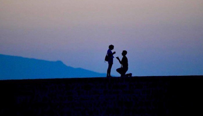 Η ρομαντική στιγμή πρότασης γάμου στο ενετικό λιμάνι Χανίων (photo)