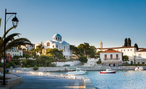 Μερικές φορές οι καταστηματάρχες έχουν όρεξη και εκτός από το ότι στήνουν όμορφα μαγαζιά, βάζουν και πανέξυπνες ταμπέλες.