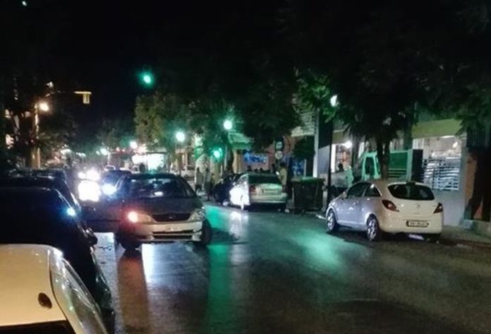 Τροχαίο ατύχημα έγινε τη νύχτα στα Χανιά με οδηγό ΙΧ να χάνει τον έλεγχο του αυτοκινήτου του και να πέφτει πάνω σε σταθμευμένα οχήματα προκαλώντας σοβαρές ζημιές.
