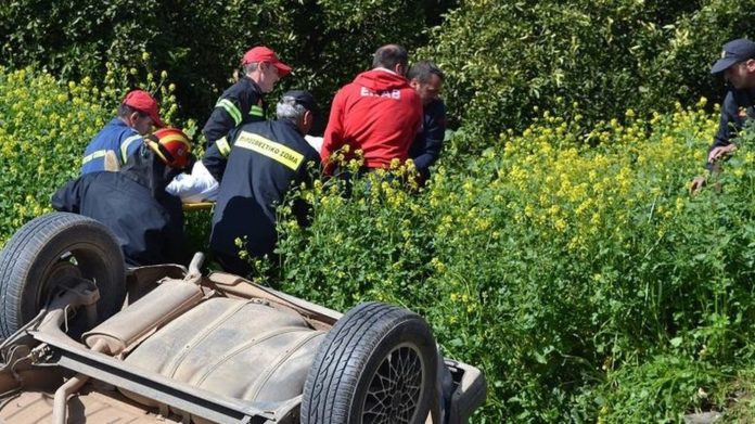Ανατροπή ΙΧ και απεγκλωβισμός ενός τραυματία