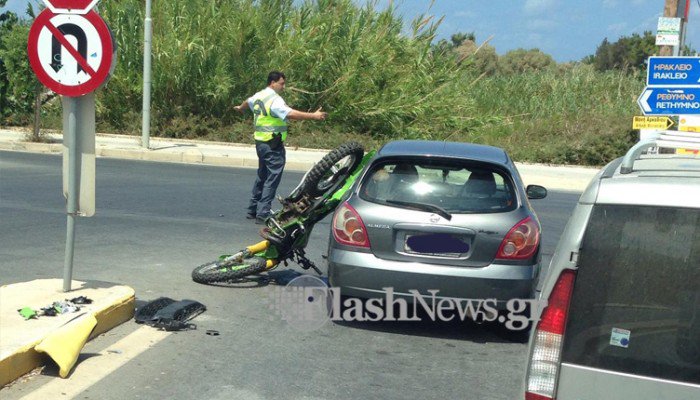 Μηχανή καρφώθηκε σε αυτοκίνητο στο Ρέθυμνο (φωτο)