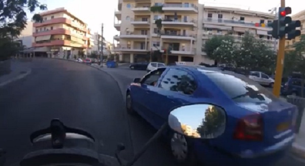 Χανιά: Ταξιτζής περνάει με κόκκινο και σπέρνει τον τρόμο (βιντεο)