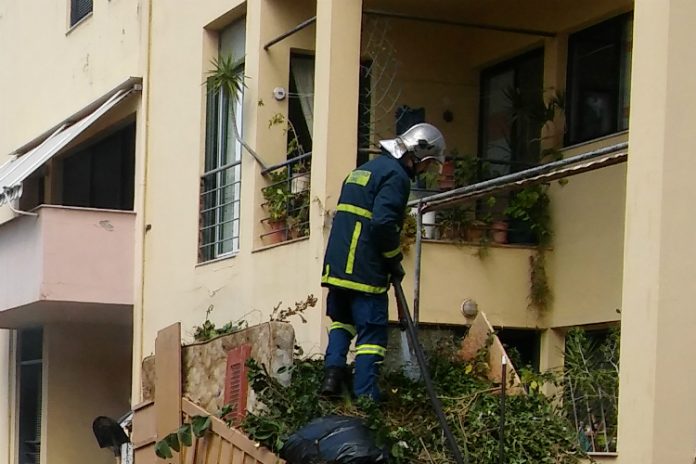Χανιά: Δεν φαντάζεστε πού σβήνει τη φωτιά ο Πυροσβέστης!(Photos)