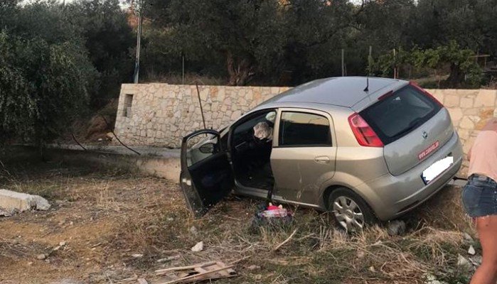 Χανιά: Αυτοκίνητο έφυγε από το δρόμο και καβάλησε μικρό τοιχίο (φωτο)