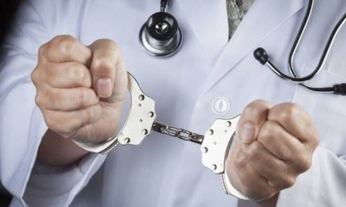 Έλυσε τη σιωπή του ο γιατρός μετά την εξέταση που άναψε φωτιές – «Ζητάω συγγνώμη από τα θύματά μου»!