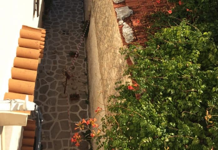 Χανιά:Κίνδυνος από σκεπή υπό κατάρρευση δίπλα στη θάλασσα (Photos)
