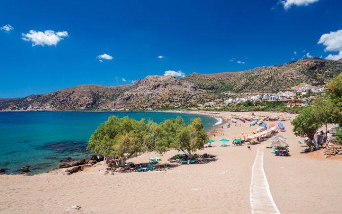 Παλαιόχωρα: Κρυστάλλινα νερά και γραφικά σοκάκια στον αγαπημένο προορισμό των Χανιωτών