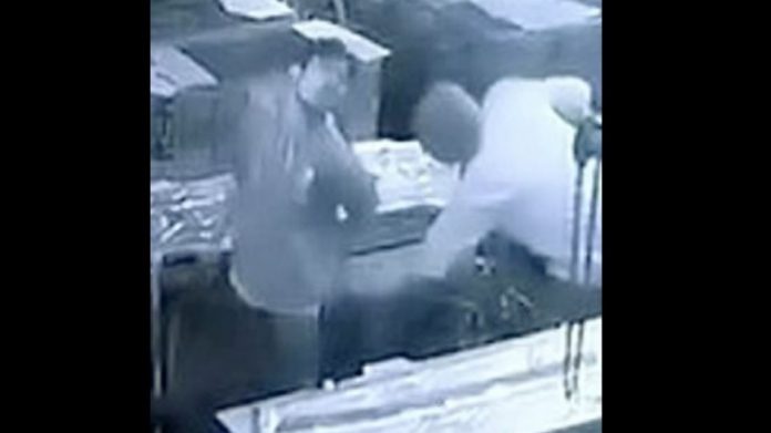 Η πλάκα κατέληξε σε τραγωδία: Τον σκότωσε με το πιεστικό αέρα (Video)