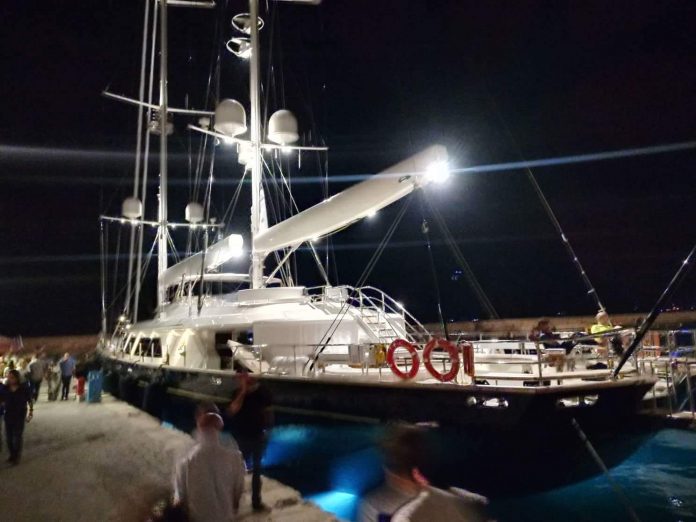 Ένας χλιδάτος επισκέπτης στο Ενετικό Λιμάνι των Χανίων (Photos)