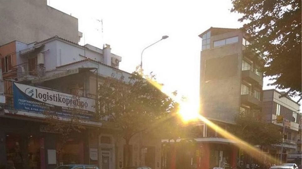 Έβαλαν καρέκλες στη μέση του δρόμου για να πιουν καφέ