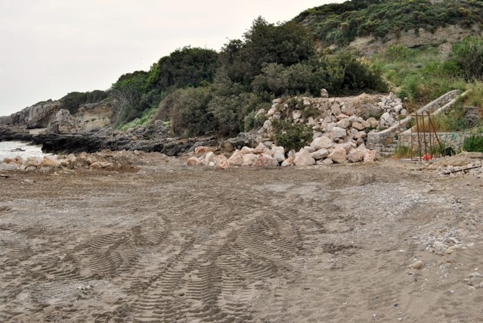 Θρίλερ με μυστηριώδη θάνατο τουρίστριας