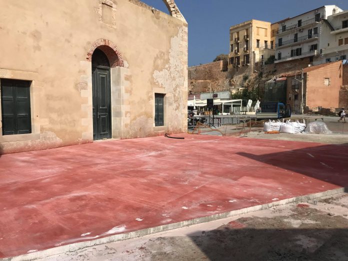 Χανιά: Γιατί βάζουν βυσσινί δάπεδο στο Γυαλί Τζαμισί;