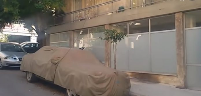 Συνέβη και αυτό: Έδεσε με συρματόσχοινο το αυτοκίνητο από το μπαλκόνι (Video)