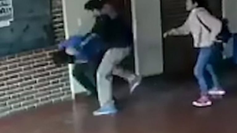 Βίντεο: Πατέρας έκανε «μαύρο» στο ξύλο δάσκαλο που παρενοχλούσε σεξουαλικά την κόρη του!