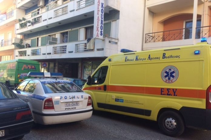 Έπεσαν από το μπαλκόνι δύο αδερφάκια – Σε κατάσταση σοκ η μητέρα τους