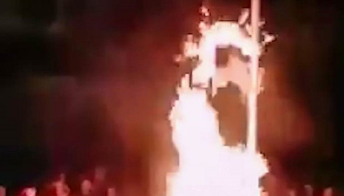 Σοκαριστικό βίντεο: Στο Περού έκαψαν ζωντανό ύποπτο για κλοπή αυτοκινήτου
