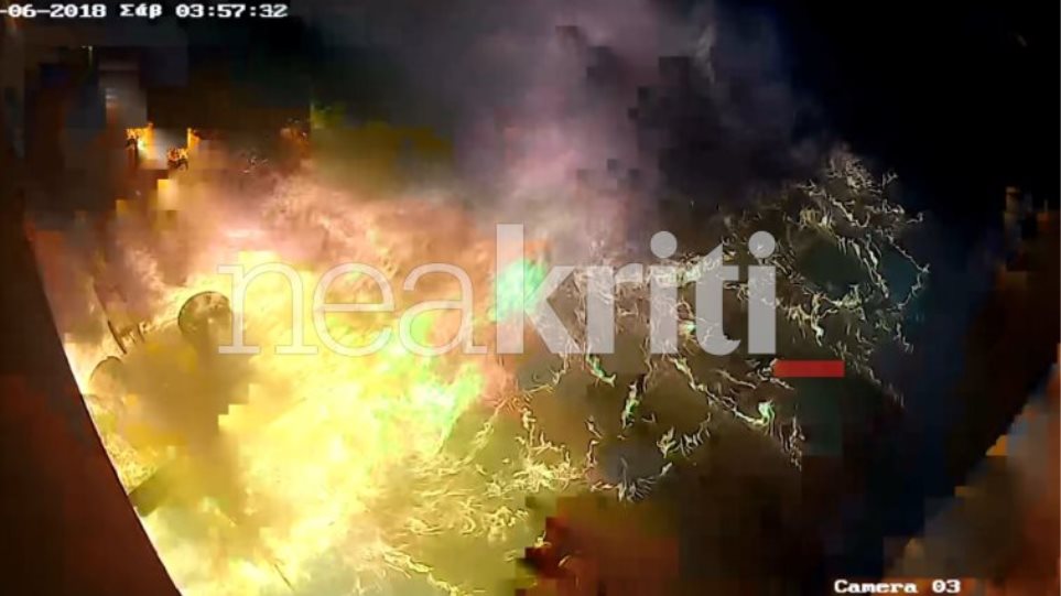 Κρήτη: Δείτε καρέ-καρέ την εμπρηστική επίθεση σε κομμωτήριο