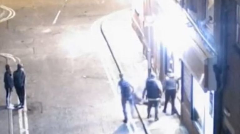 Η σοκαριστική στιγμή του θανάτου ενός 59χρονου μετά τη γροθιά ενός 19χρονου