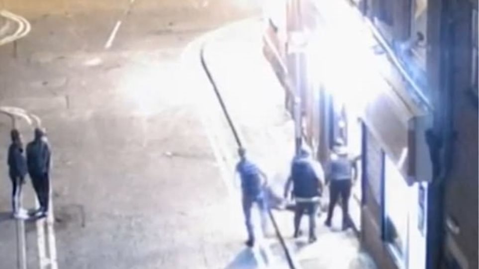 Η σοκαριστική στιγμή του θανάτου ενός 59χρονου μετά τη γροθιά ενός 19χρονου