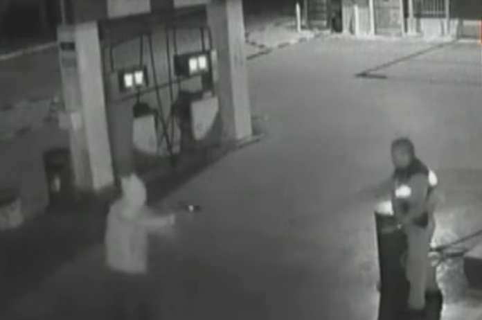 Πάλεψαν με το ληστή οι υπάλληλοι του βενζινάδικου (Video)