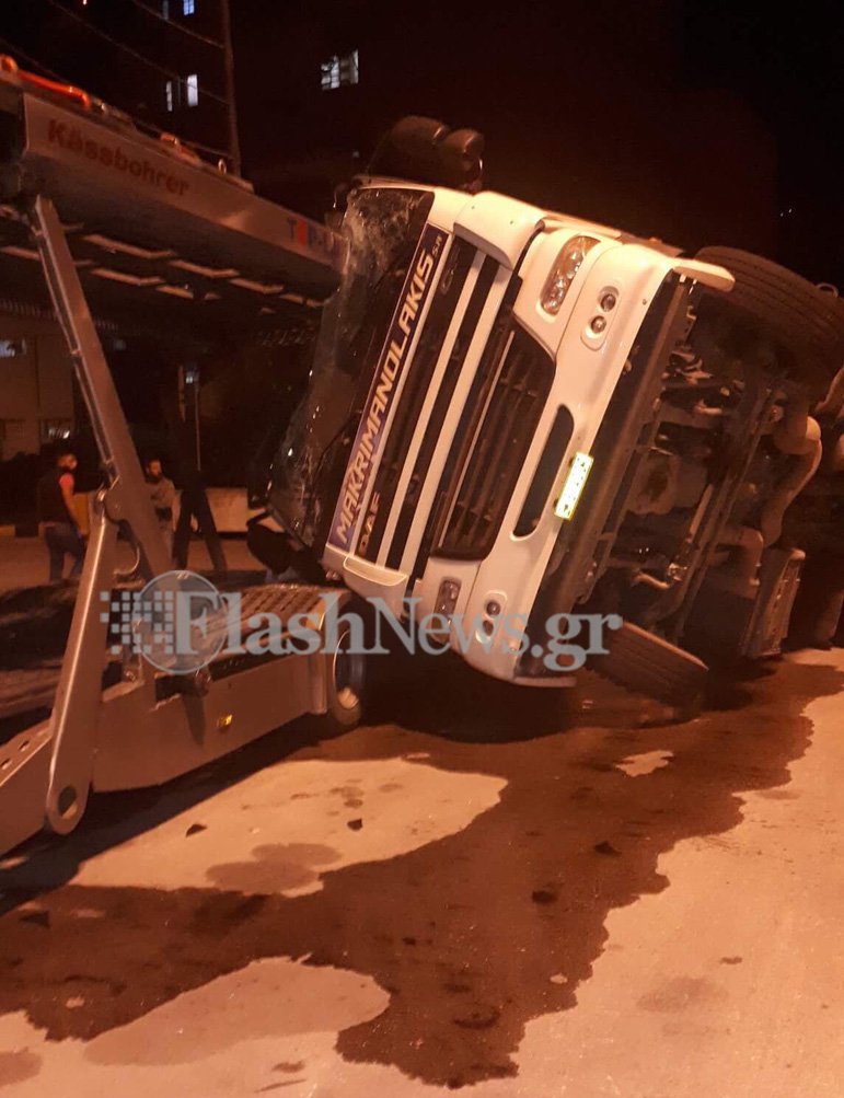 Χανιά: Νταλίκα έπεσε πάνω σε αυτοκινητοφόρο στη Σούδα (φωτο)