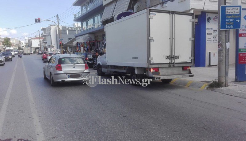 Μηχανάκι προσέκρουσε στην πόρτα φορτηγού σε τροχαίο στα Χανιά (φωτο)