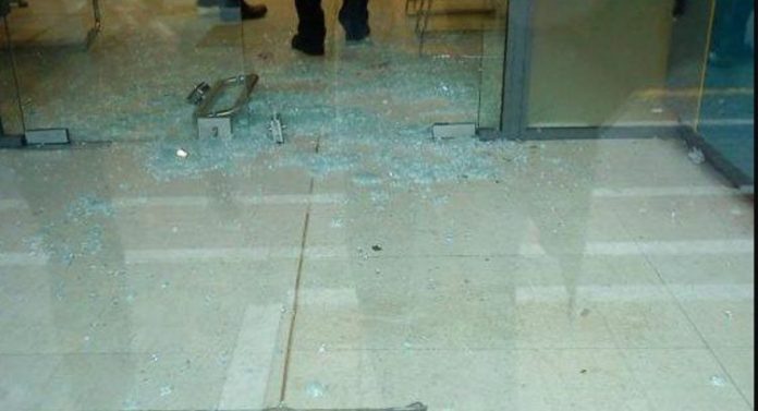 Κρήτη: Τράγος και κατσίκα τα «σπάνε» στο κέντρο της πόλης!