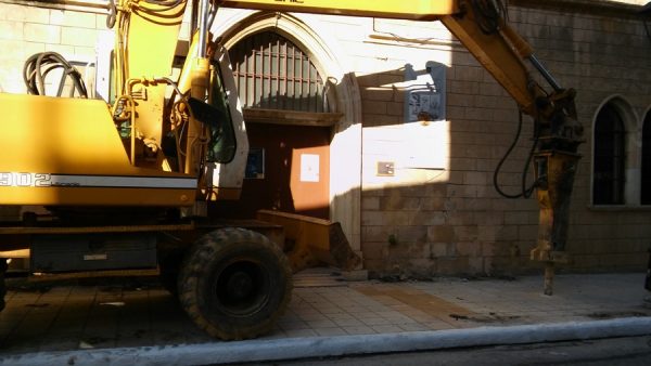 Χανιά: Μπήκαν οι μπουλντόζες στην οδό Χάληδων! Ξεκινούν οι εργασίες (Photos)