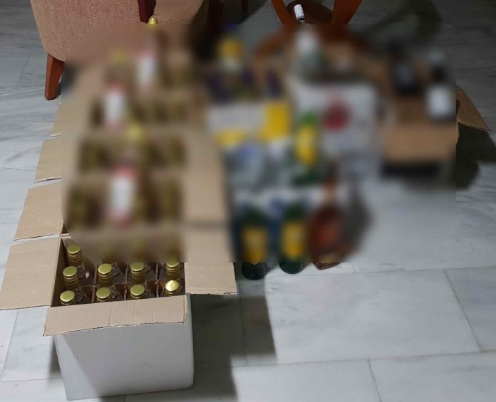 Με 25 λαθραία μπουκάλια βότκα και ουίσκι οδηγούσε 54χρονη Χανιώτισσα… Έκρυβε σε καβάτζα πάνω από 100 μπουκάλια (photo)