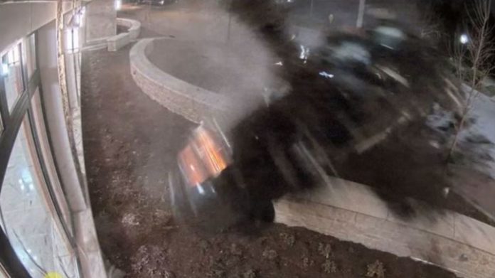 Οδηγός κομμάτια από την κοκαΐνη πέφτει με 180 χλμ σε αστυνομικό τμήμα! (Video)