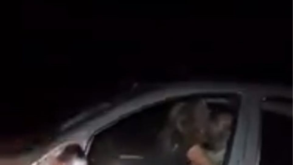Ζευγάρι έκανε σεξ μέσα στο εν κινήσει αυτοκίνητο αλλά τουλάχιστον... άναψαν τα αλάρμ