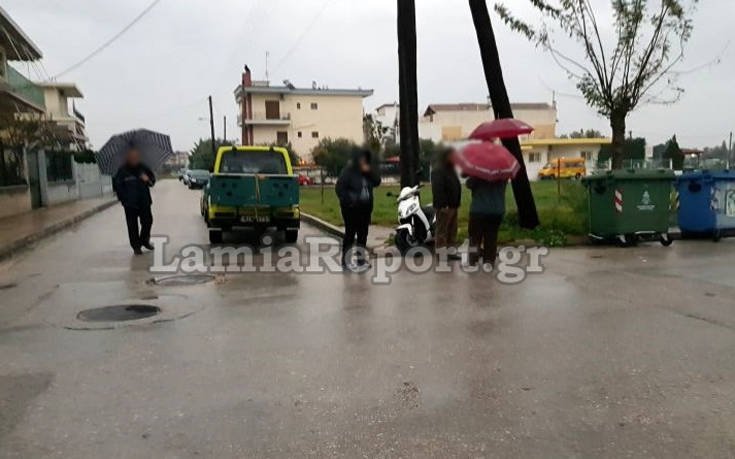 Οδηγός ετών 91 παρέσυρε μηχανάκι με δύο κοπέλες