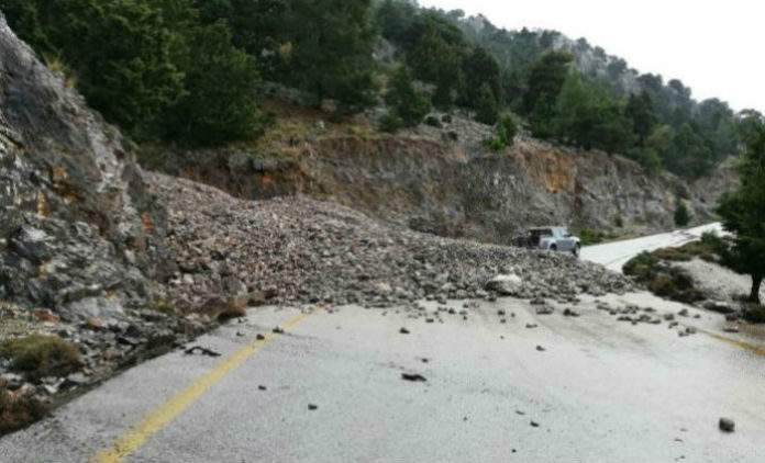 Χανιά: Κατολισθήσεις και κλειστός ο δρόμος προς τον Ομαλό στην Πέτρα Σελί (Photos)