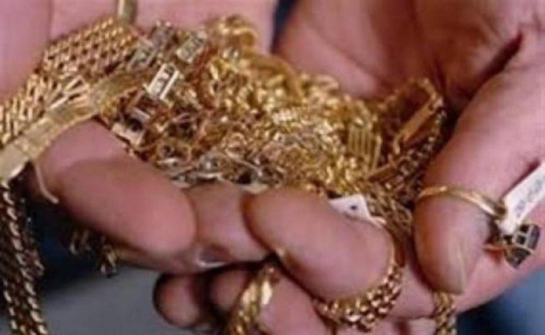 Κρήτη: Δείτε καρέ-καρέ πως η 29χρονη σήκωσε χθες το κοσμηματοπωλείο με το… παιδί αγκαλιά (βίντεο)
