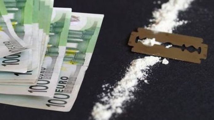 Κρήτη: Τους πήραν χαμπάρι και πέταξαν την κοκαΐνη στο δρόμο