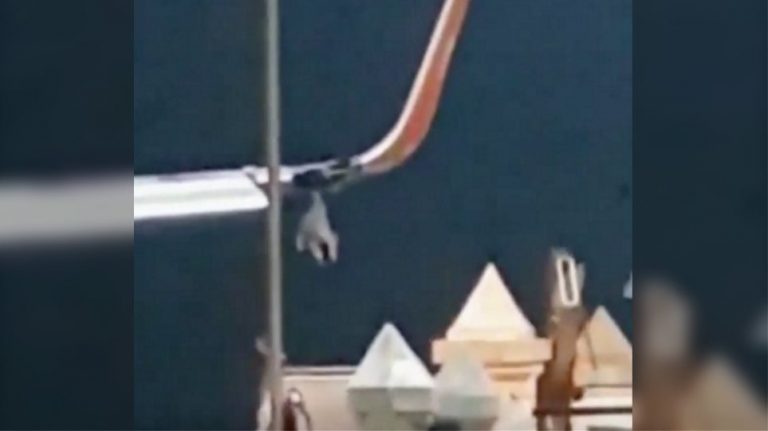 Αεροσκάφος χτύπησε σε στύλο ενώ ετοιμαζόταν να απογειωθεί